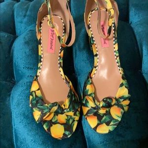 NWOB Betsey Johnson Lemon Print Heels
